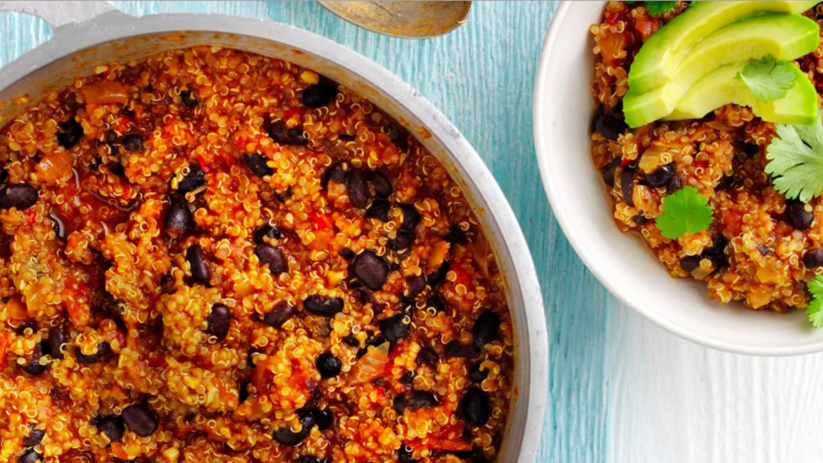 Bowls with Quinoa and Oat Chili Avocado